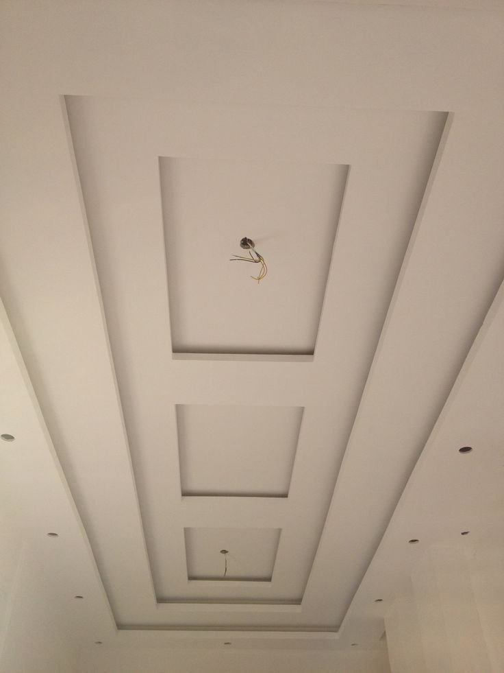 أسقف جبس بورد بأشكال هندسية: تعزز من الطابع العصري وتمنح الغرفة مظهرًا جريئًا.