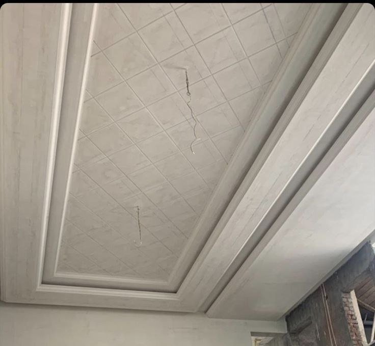 أسقف جبس بورد متعددة المستويات: تخلق عمقًا بصريًا في الغرف وتفصل بين المساحات بطريقة أنيقة.