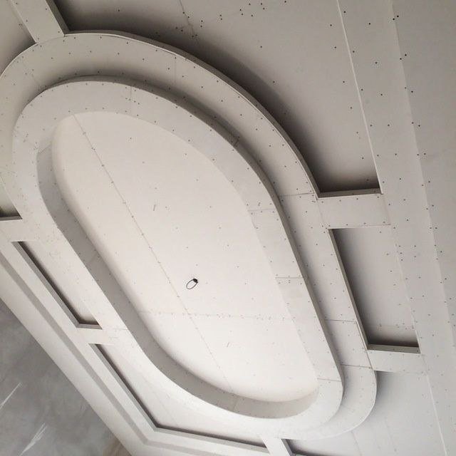 أسقف جبس بورد متموجة: تضيف حركة وديناميكية للمساحة، مما يجعلها مثالية للأماكن الترفيهية.