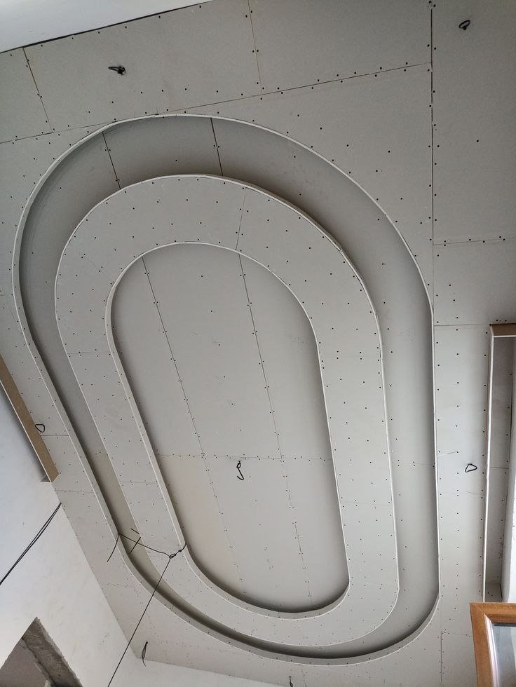 أسقف جبس بورد مزودة بنوافذ زجاجية: تدمج الضوء الطبيعي مع التصميم الداخلي، مما يعزز من الإشراقة.