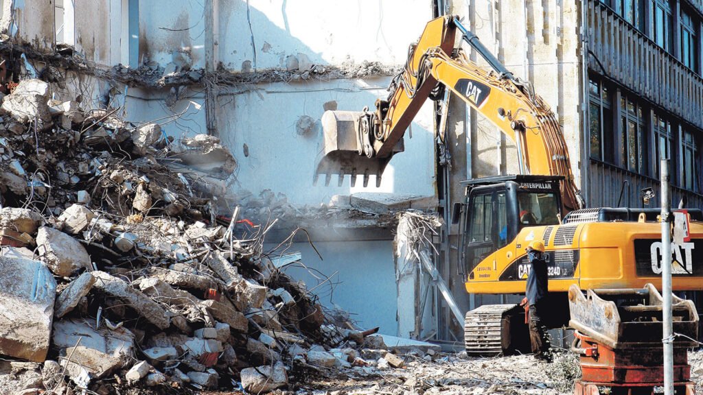 استخدام المعدات الحديثة مثل الجرافات والرافعات المتخصصة لضمان تنفيذ عمليات الهدم بسرعة وفعالية.