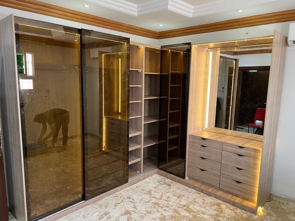 تصميم غرف نوم فاخرة تجمع بين الفخامة والراحة تجربة نوم هادئة ومريحة تبدأ من التصميم المبتكر لغرفة نومك. دعنا نساعدك في تحقيق ذلك!