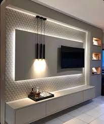 تصميمات خلفيات خشبية بسيطة تجعل التلفزيون جزءًا من الديكور.