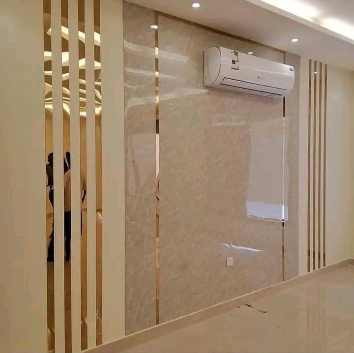 جدار زجاجي يضيف لمسة جمالية لمكان العمل