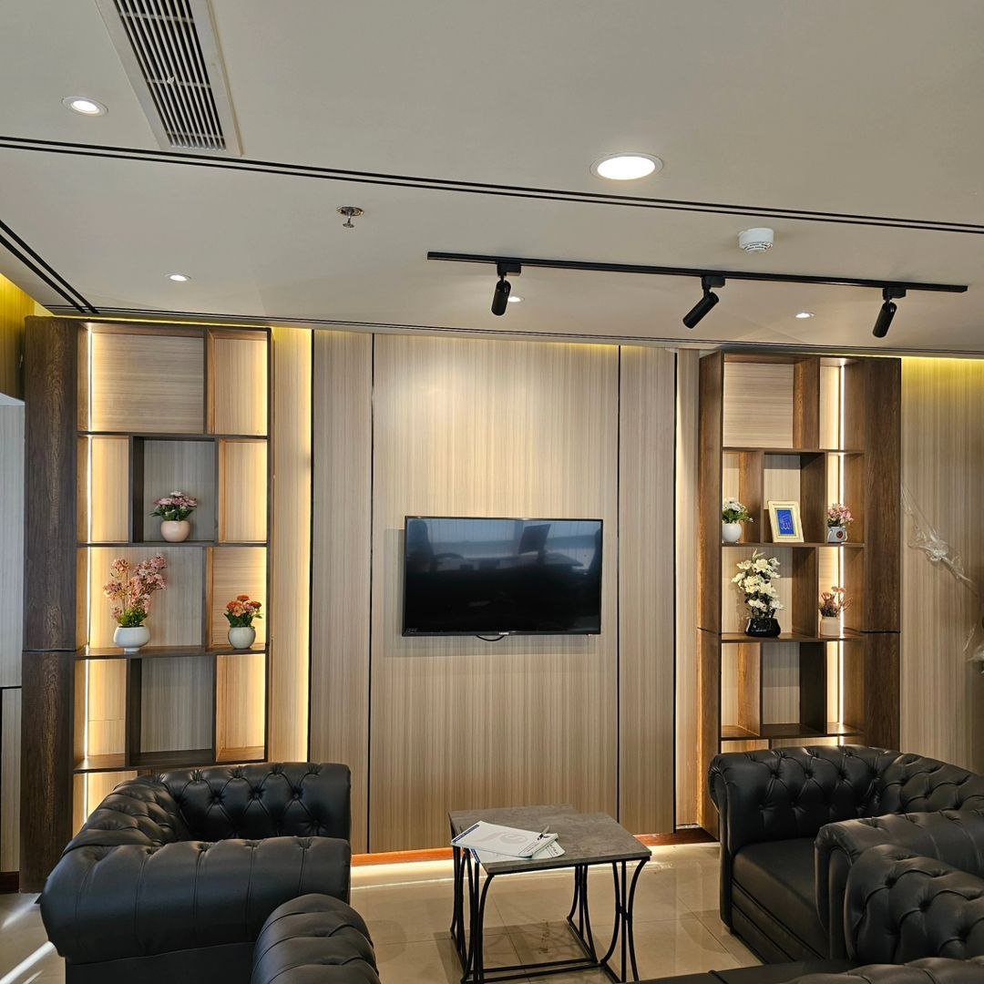 خلفيات تلفزيون خشبية حديثة تجعل الغرفة تبدو أكثر أناقة.