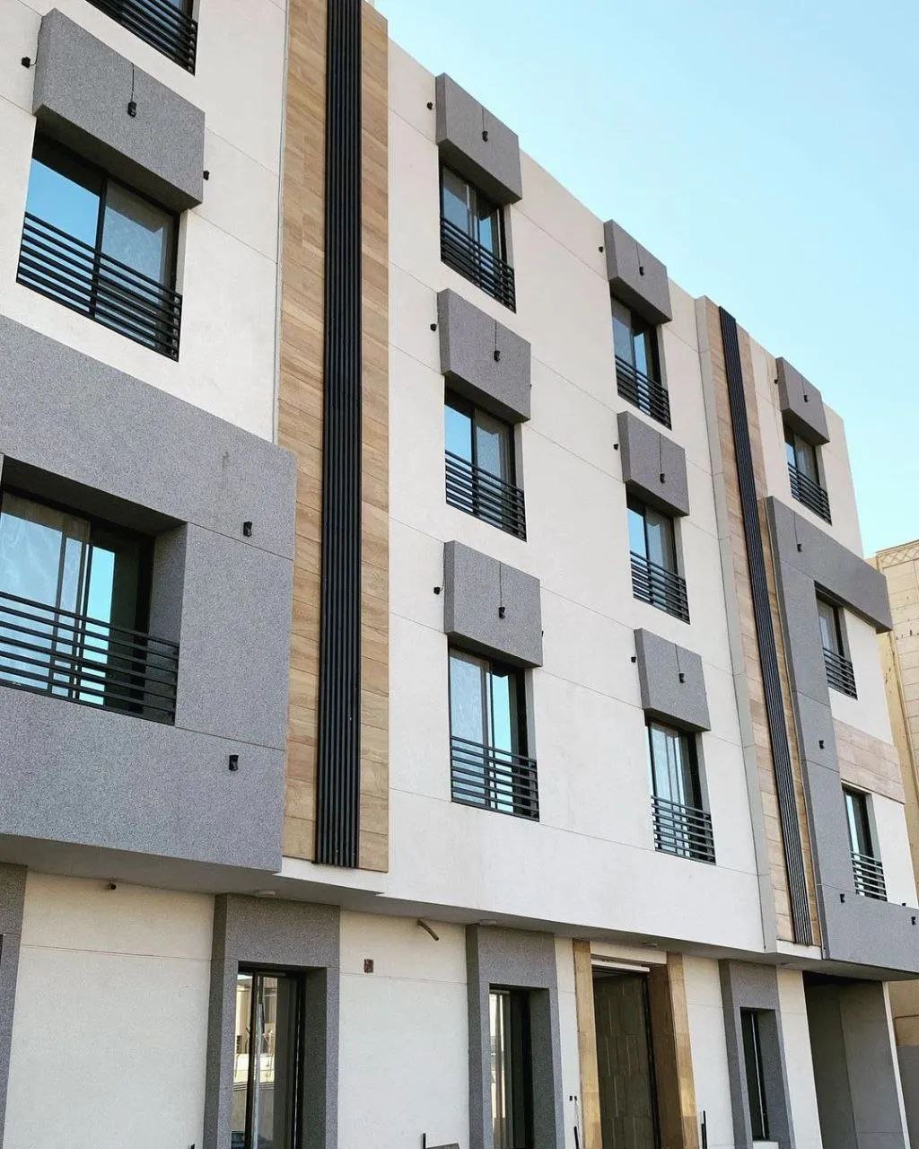 دهانات بألوان زاهية: تضفي حيوية على الواجهات وتبرز جمال المباني السكنية والتجارية.