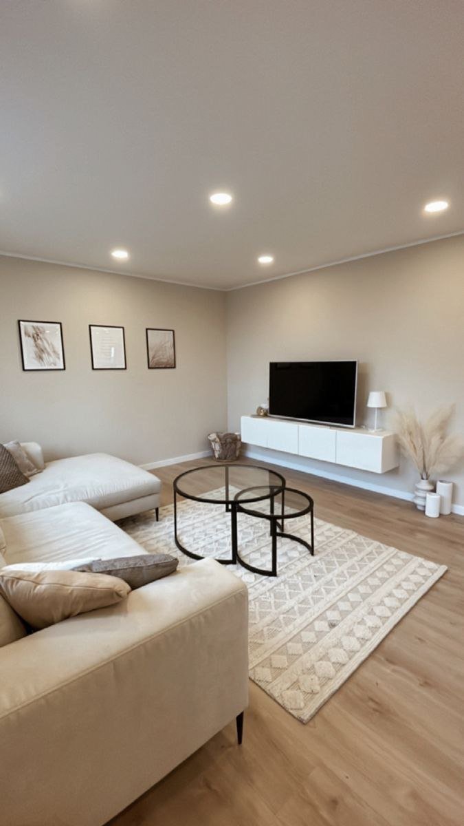 دهانات ذات سطح لامع: تعكس الضوء بشكل جميل، مما يزيد من سطوع الغرفة.