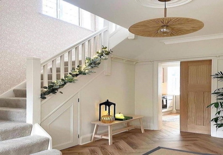 ديكورات داخلية ورق الجدران:  يتوفر بأشكال وأنماط متنوعة، مما يتيح لك تخصيص المساحة.