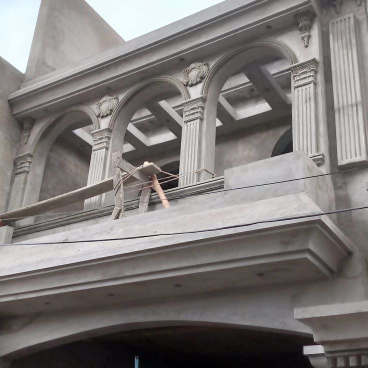 صيانة الأنظمة الكهربائية في المباني، لضمان سلامة الاستخدام وكفاءة الطاقة.