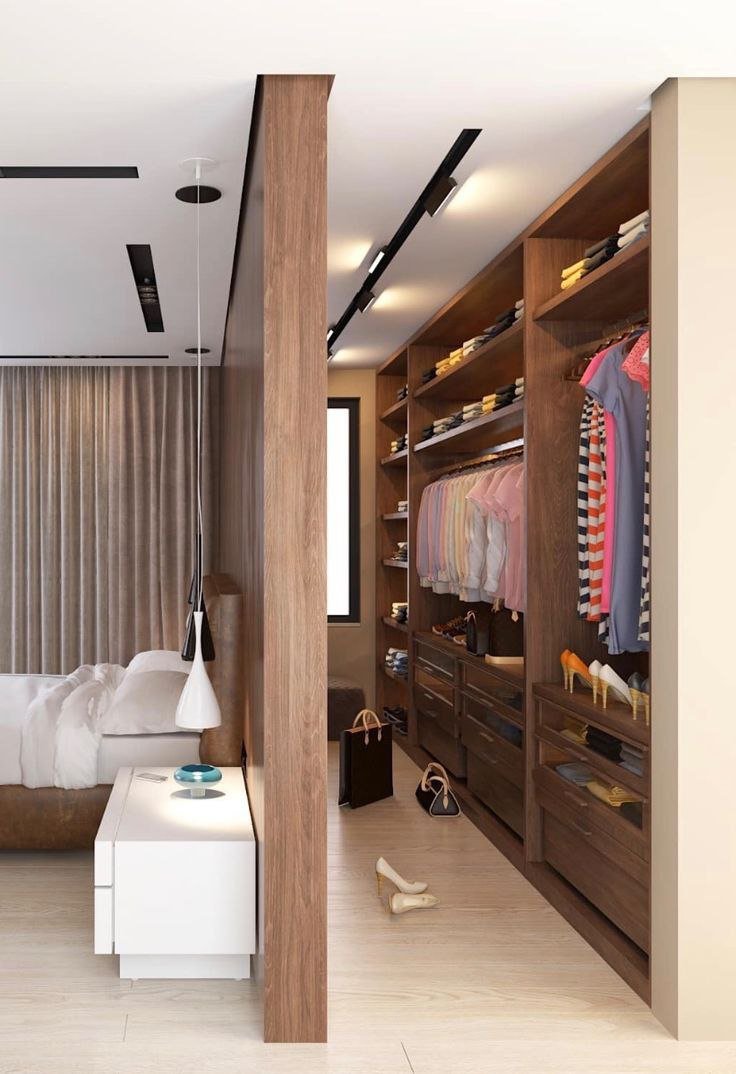 غرفة نوم كلاسيكية مع أثاث خشبي مزخرف، تعكس الذوق الرفيع.