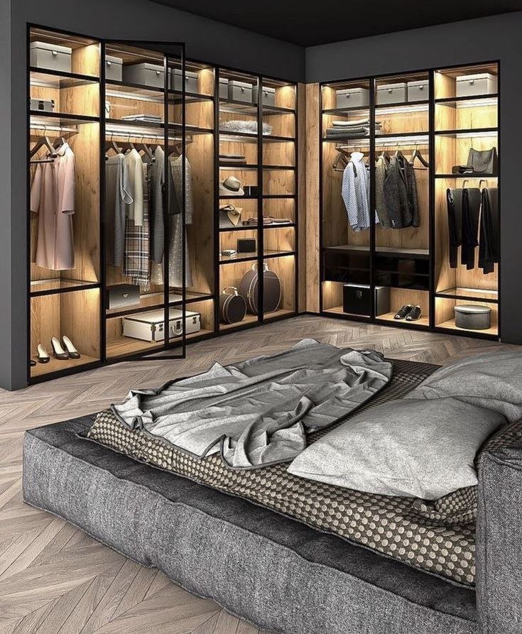 غرفة نوم مريحة بإطلالة على الحديقة، تمنح شعورًا بالهدوء