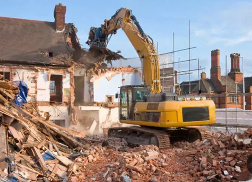 هدم المنازل القديمة: خبرتنا في هدم المنازل تضمن تنفيذ العملية بكفاءة وسلامة.